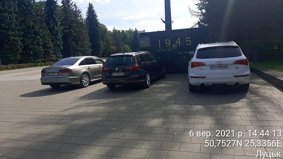 Біля меморіалу у Луцьку планують встановити обмежувачі паркування
