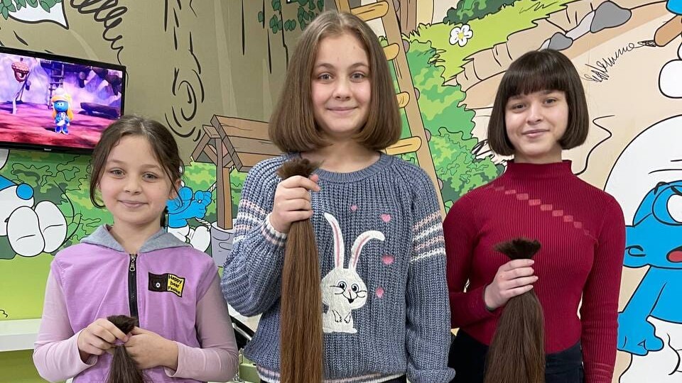 Відрізали на перуки: у Луцьку троє сестер віддали своє волосся онкохворим дітям