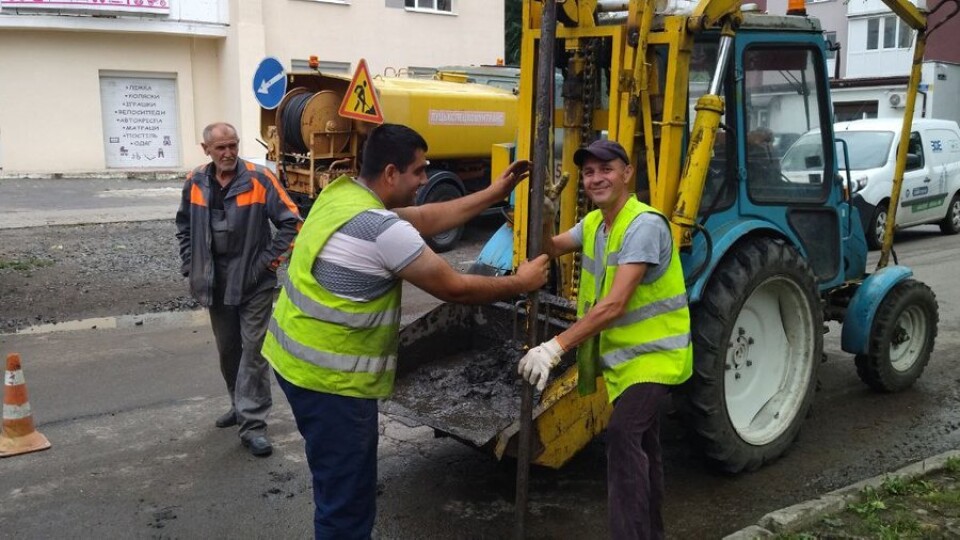 Після затоплення кількох мікрорайонів у Луцьку чистять зливові колектори
