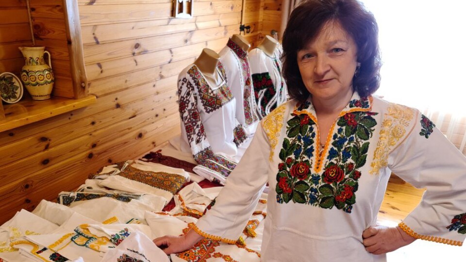 Вишивальниця із Звірова копіює давні орнаменти з вишиванок, яким кілька століть