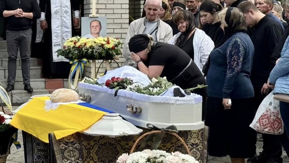 Нововолинська громада попрощалася з Героєм. ФОТО