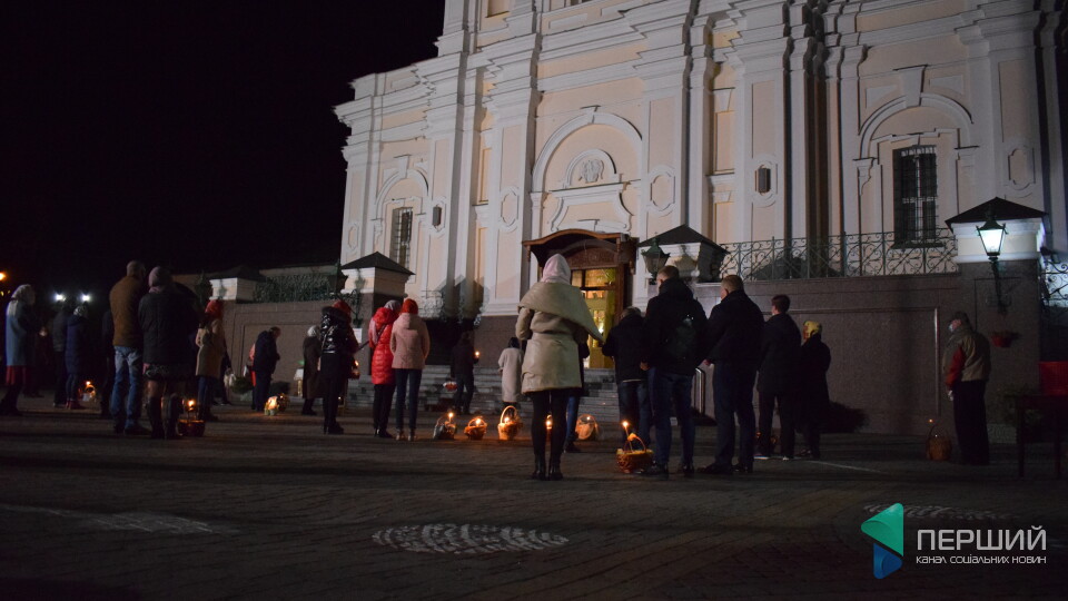 Великодня ніч у Луцьку. Порожні храми та віряни в масках. Фоторепортаж