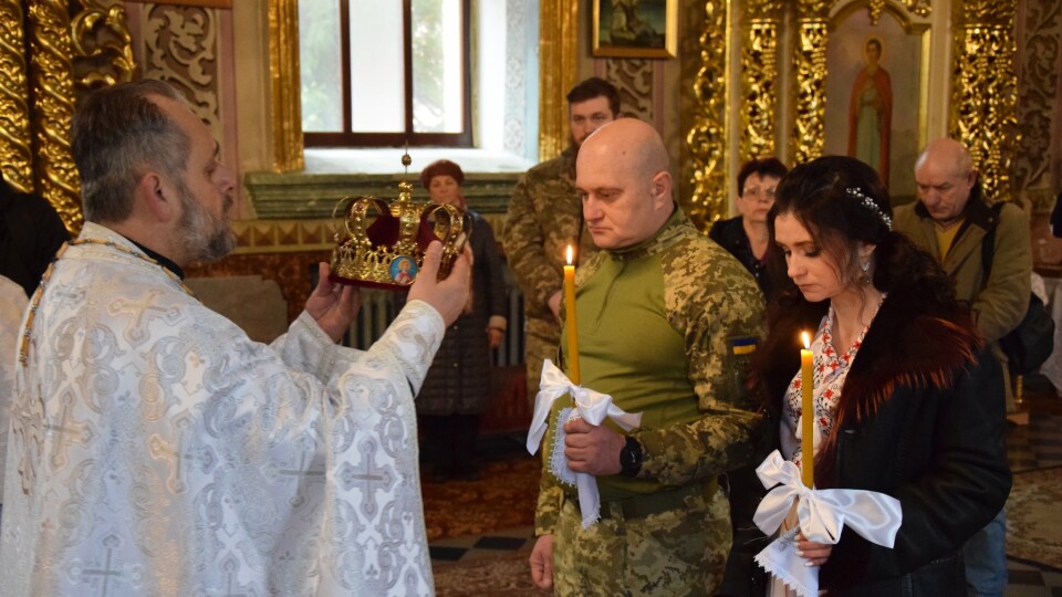 На Волині прикордонник, який повернувся з фронту, повінчався з дружиною. ФОТО