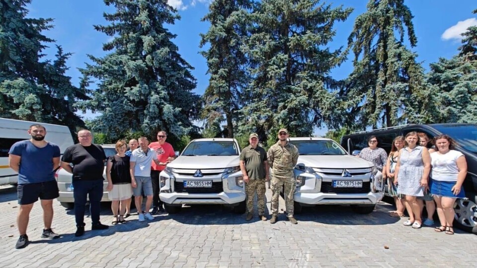 Два позашляховики з Волині передали на потреби військових