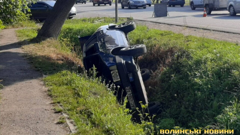 Поблизу Луцька автомобіль злетів у кювет і перекинувся