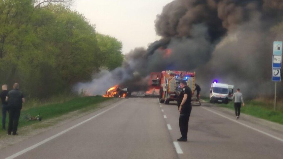 На Рівненщині зіткнулись автобус, бензовоз та легковик. Загинуло 16 людей