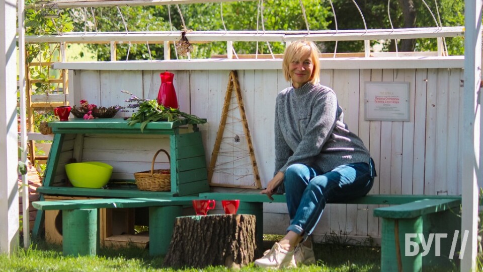 У Нововолинську жінка створила зону відпочинку біля під’їзду замість сміттєзвалища