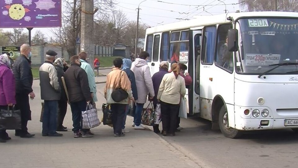 Півтори години чекають автобус: лучани не можуть дістатись до дач