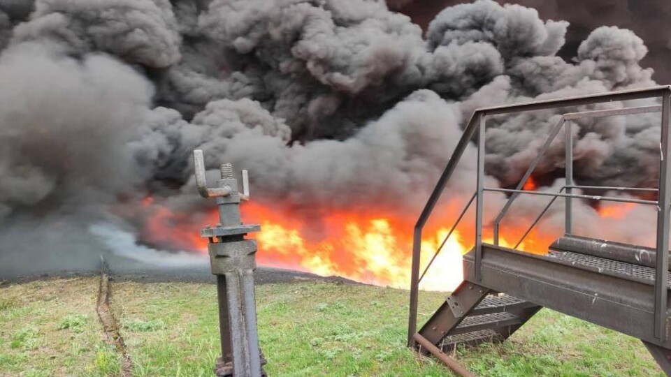 Окупанти обстріляли нафтопереробний завод на Луганщині. Вони цілять в нього, щоб виснажити ДСНС