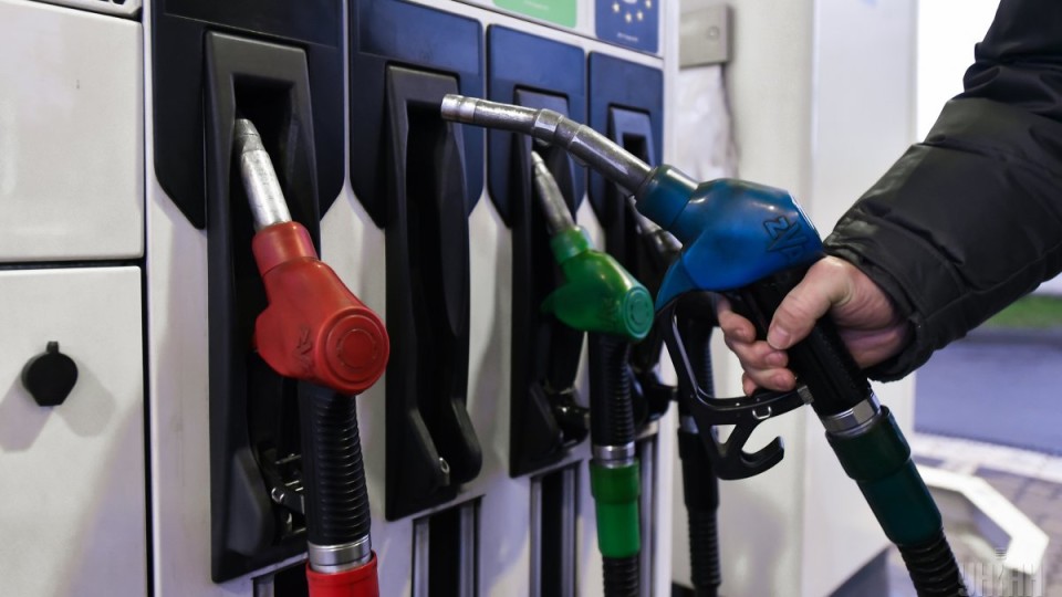 В Україні знижуються ціни на бензин