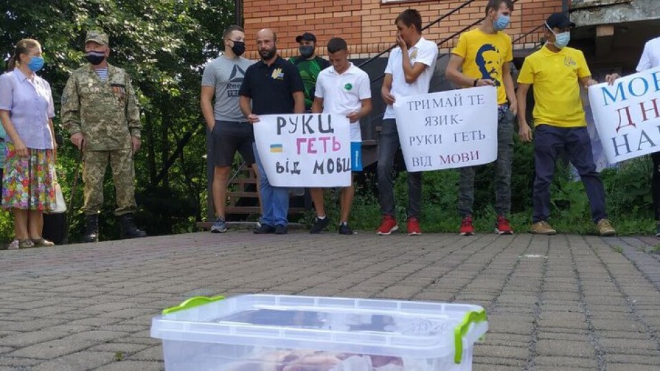 У Луцьку – акція протесту. До офісу партії Медведчука принесли заморожений язик