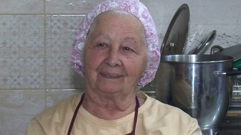 У Луцьку 81-річна переселенка готує для захисників України
