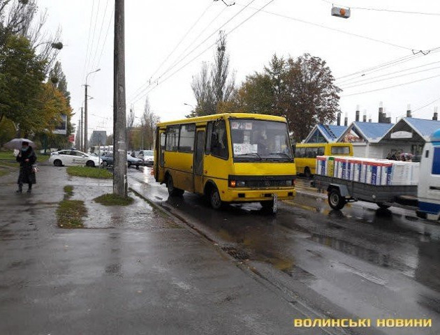 Жінка, яка потрапила під колеса маршрутки у Луцьку, – в реанімації