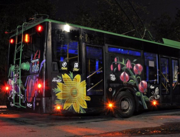 Луцькі тролейбуси їздитимуть з зображеннями рідкісних рослин та комах. ФОТО