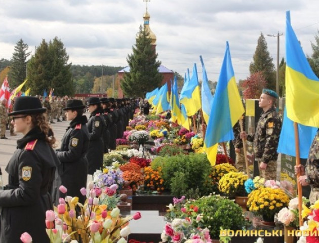 На Алеї почесних поховань у Луцьку вшанували загиблих бійців
