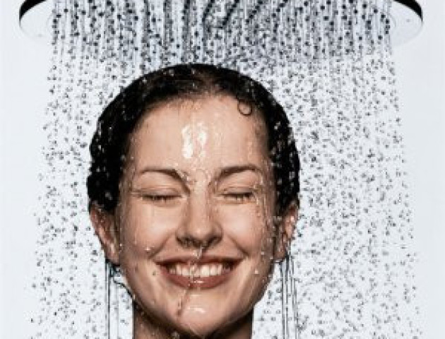 Зморшки та судинні сітки: як душ шкодить обличчю