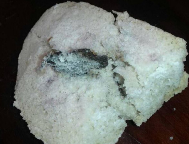 Мало зуби не зламали: у Нововолинську купили хліб із залізом