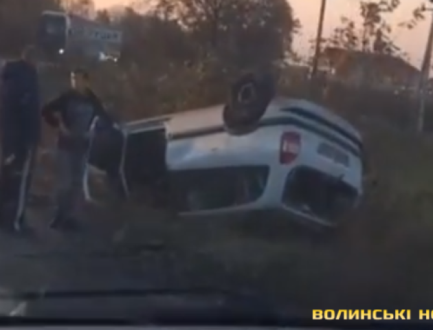 Під Луцьком перевернувся автомобіль