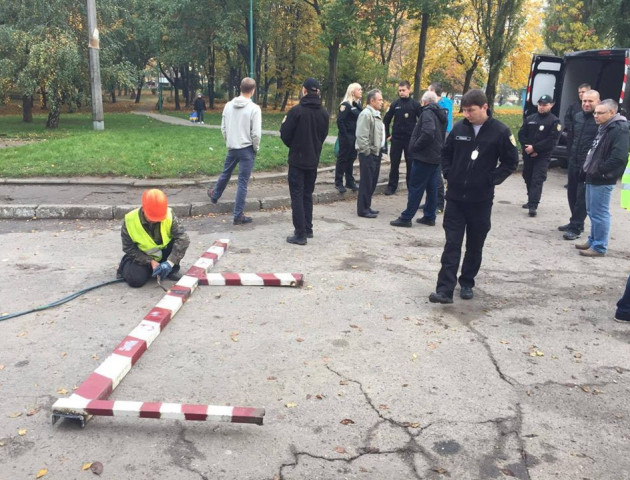 У Луцьку муніципали демонтують шлагбауми біля житлових будинків