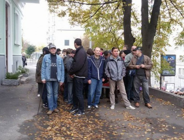 У центрі Києва мітингувальники напали на журналістку