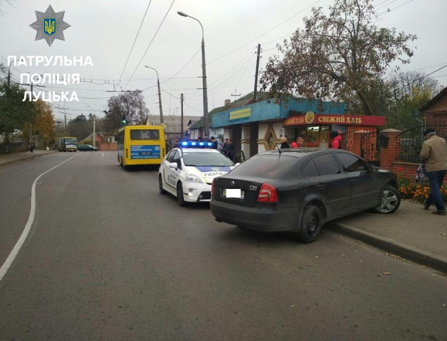 Постраждали б люди, які просто чекали транспорт: у Луцьку поблизу зупинки ДТП