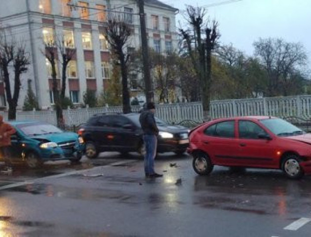 Ранкова аварія у Луцьку: на світлофорі зіткнутися два авто