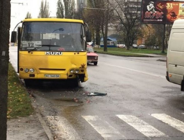 У Луцьку трапилася аварія за участю маршрутки. ФОТО