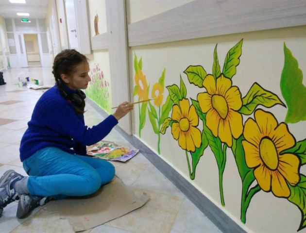 «Казкові пейзажі у Рожищенській лікарні»: місцеві художники розписують стіни дитячого відділення