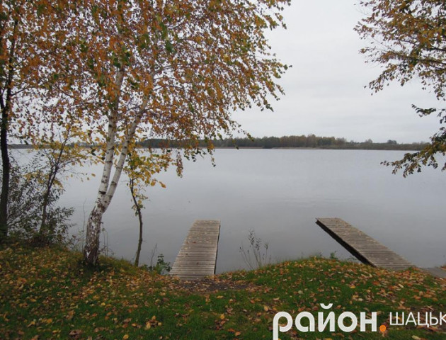 Кольорова осінь на волинському озері. ФОТО