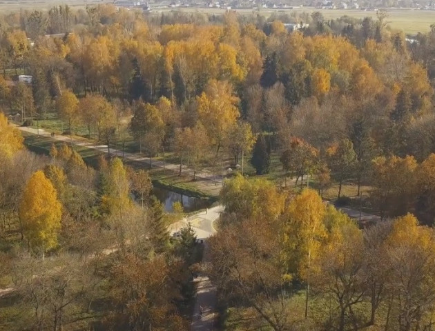 Неймовірний осінній луцький парк показали з висоти