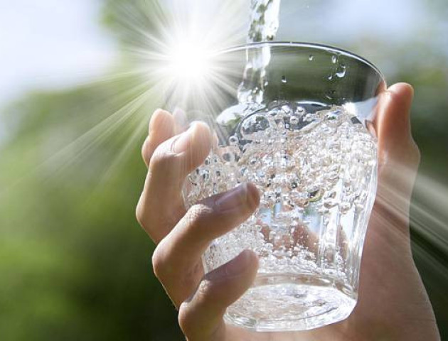 7 беззаперечних аргументів, чому кожного ранку потрібно пити склянку води