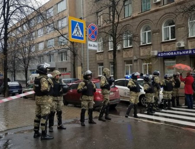 Поки у Харкові проводять обшуки, НАБУ і САП затримали Олександра Авакова і Сергія Чеботаря