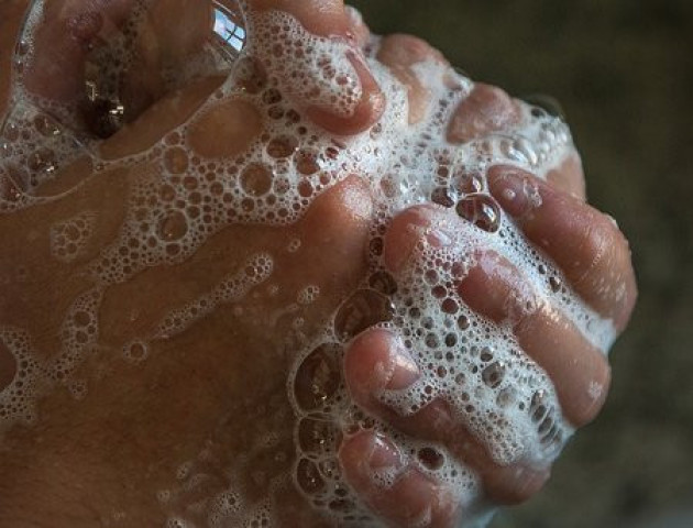 Як часто потрібно мити волосся, чистити зуби і приймати душ: несподівана відповідь вчених