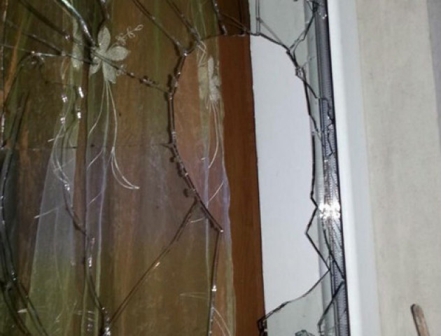 У Луцьку п'яний чоловік розбив сусідці вікно та погрожував. ФОТО