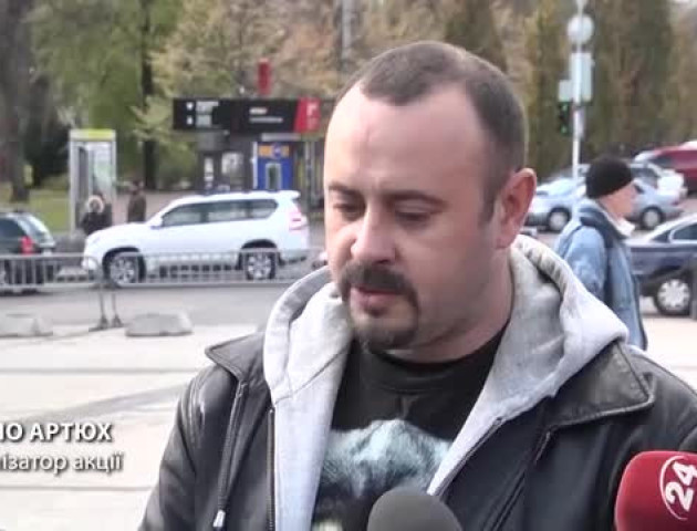 Ми не дамо про це забути, – побратими Окуєвої вийшли на мирну акцію у Києві