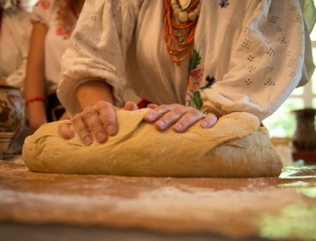 Згідно з традиціями, не кожен може випікати цей обрядовий хліб