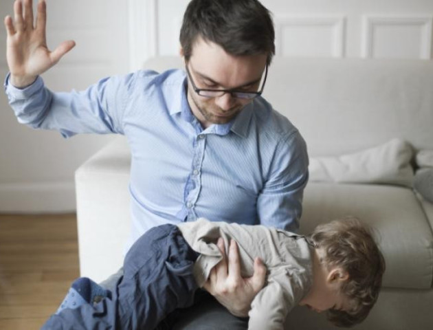 Чому батькам ніколи не можна шльопати дитину по попі – дослідження