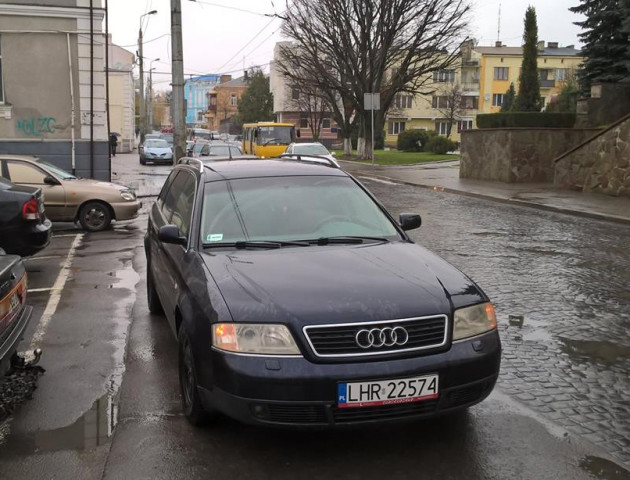 Луцький автохам перегородив своїм авто виїзд зі стоянки міськради