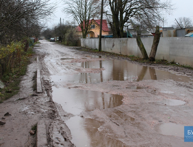 Болото замість вулиць: в Іваничах скаржаться на жахливі дороги