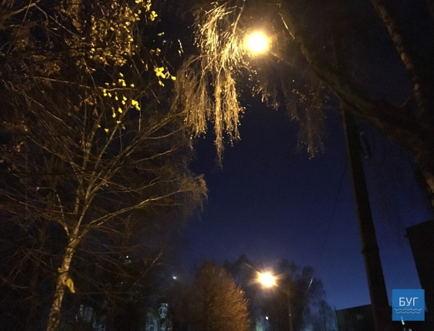 У Нововолинську з'являється освітлення на темних вуличках