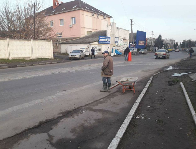 Муніципали змусили забудовників прибрати бруд з дороги