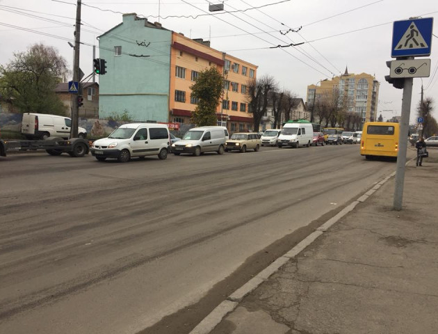 Затор на Ковельській у Луцьку через ремонт дороги. ФОТО