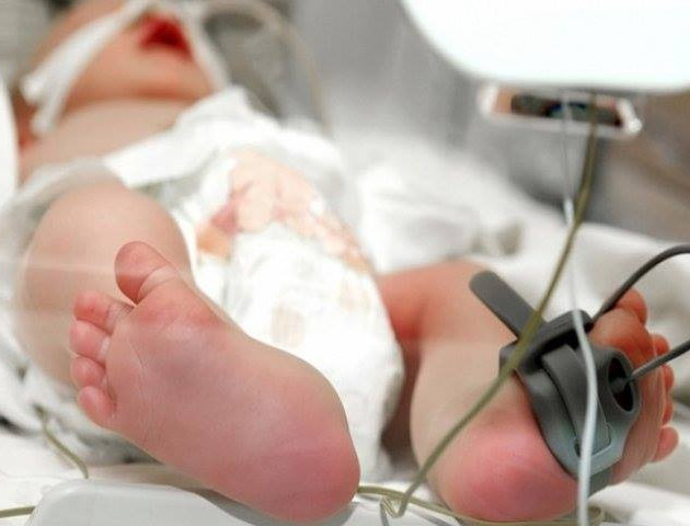 Медики 7 годин везли важкохворе немовля з Луцька до Києва