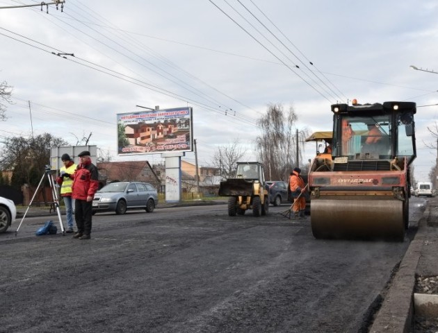 У Луцьку на Ковельській продовжують ремонтувати дорогу