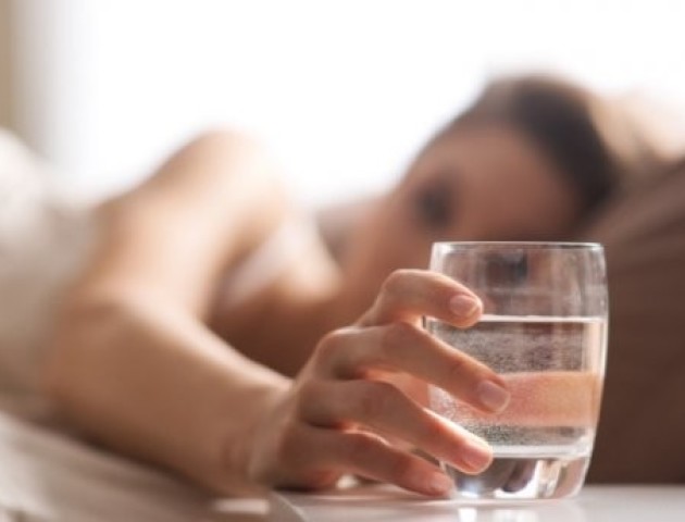 Чому зранку потрібно випивати склянку води: пояснення дієтолога