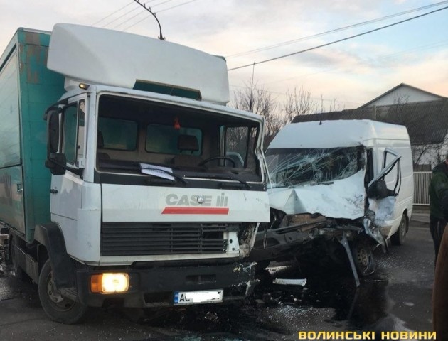 ДТП у Луцьку: рятувальники діставали водія з понівеченого мікроавтобуса. ФОТО