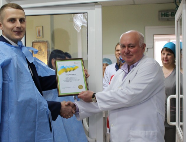«Допомагати просто!»: прифронтові лікарні Донеччини отримали медичне обладнання на 3 млн грн
