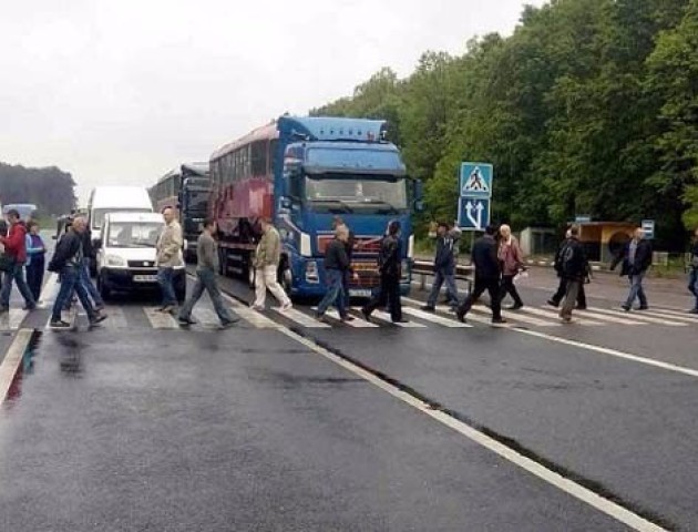 Вимагаючи пенсій, на Волині екс-міліціонери перекрили міжнародну трасу