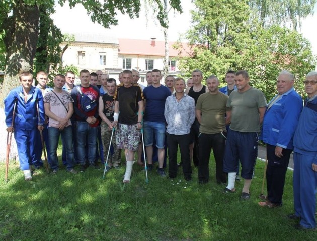 У Луцьку Олег Скрипка відвідав поранених бійців у військовому госпіталі