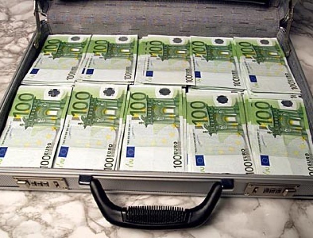 Волинські митники прогледіли на кордоні валізу з валютою